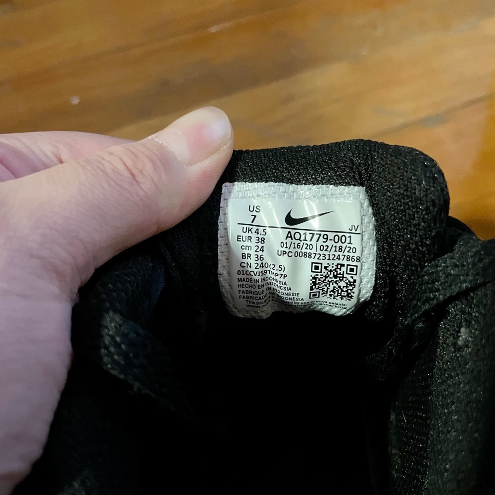Nike - Picture 4 of 4